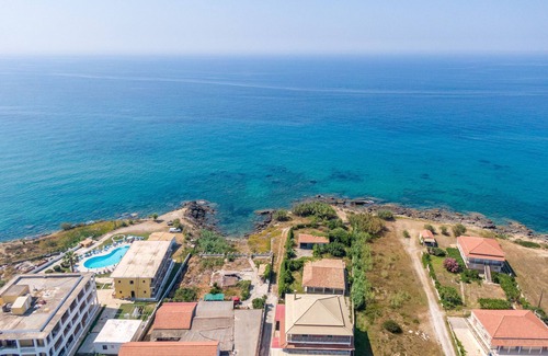 Ag. Georgios House | Holiday Home 'House Konstantinos' with Private Pool, Wi-Fi and Air Conditioning