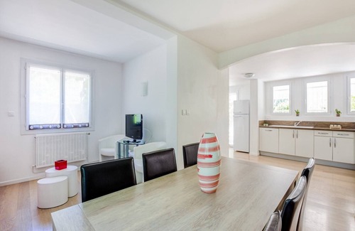 Barry-d'Islemade House | Holiday Home in Barry-d'Islemade with Pool