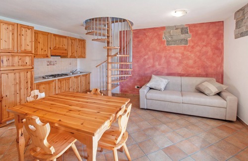 Verceia House | Holiday Home Il ciliegio sul lago with Lake View, Terrace & Garden