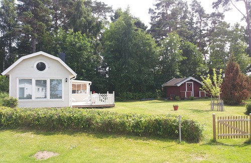 Kallby House | Holiday home in a dream location 30 meters from Lake Vänern
