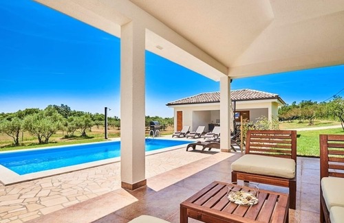 Kastel House | Holiday Home in Buje with Terrace, Air condition, WIFI, Washing machine (3356-1)
