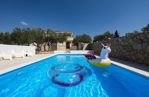 Drage House | Holiday Home in Drage with Terrace, Air condition, WIFI, Washing machine (4884-1)