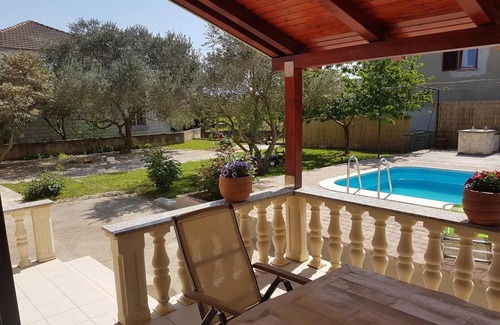 Zemunik Donji House | Holiday Home in Zemunik Donji with Private Pool