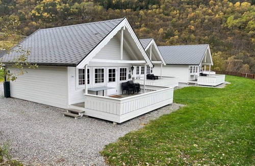 Kinsarvik House | Holiday home in Kinsarvik with lake view