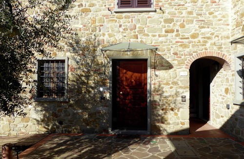 Montecarelli House | Holiday Home in Montecarelli with Pool