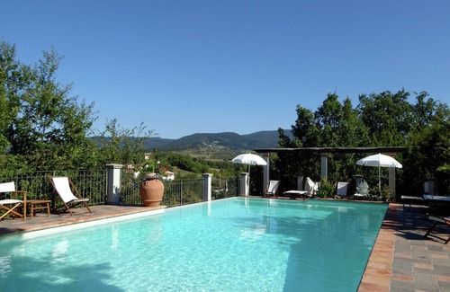 Montecarelli House | Holiday Home in Montecarelli with Pool