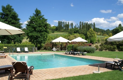 Montone House | Holiday Home in Montone with Pool & Garden