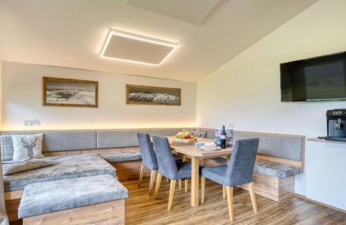 Schonbach Apartment | Holiday Home in Neukirchen with Mountain Views