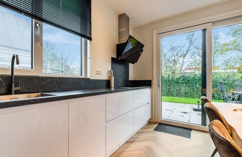 De Koog House | Holiday Home in De Koog with Sauna and Garden