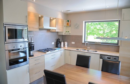 Noiseux House | Holiday Home in Noiseux with Family Amenities