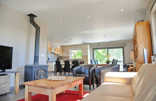 Noiseux House | Holiday Home in Noiseux with Family Amenities