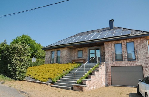Noiseux House | Holiday Home in Noiseux with Family Amenities