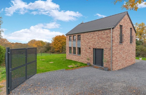 Somme-Leuze House | Holiday home in Noiseux with fenced garden