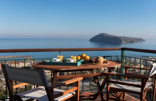 Platanias Town House | Holiday Home in Platanias with panoramic view over the gulf of Chania!