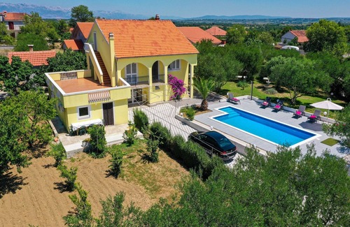 Lovinac House | Holiday Home in Policnik with Private Pool