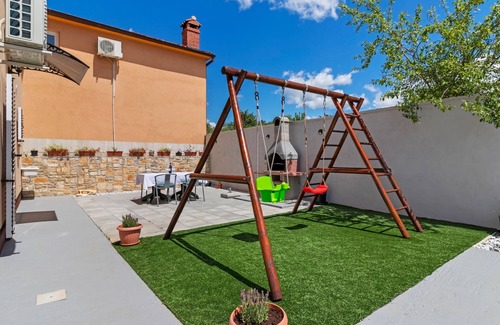Smoljanci House | Holiday Home in Smoljanci with Private Pool