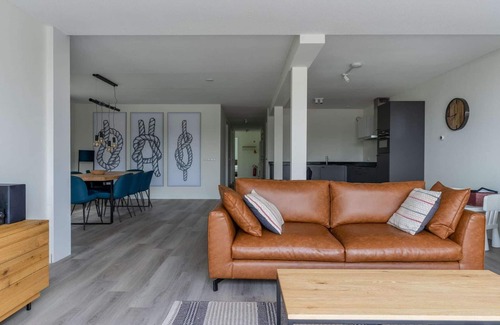 Offingawier House | Holiday Home in Sneek with Waterfront Jetty