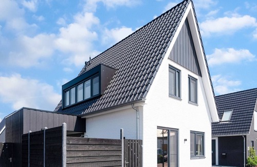 Stavoren House | Holiday Home in Stavoren with Jetty