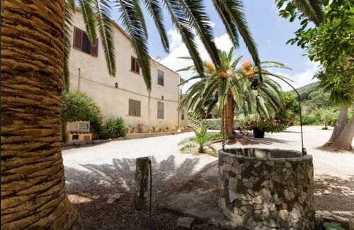 Alghero House | Holiday home in the countryside with a beautiful garden