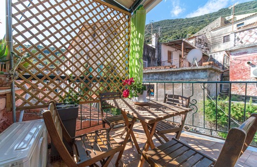 Dafnata House | Holiday Home 'Irene's Loft' with Mountain View, Balcony & Wi-Fi