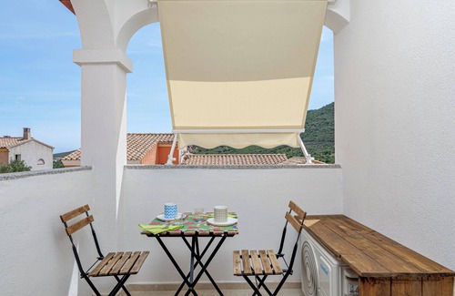 Schifoni House | Holiday Home 'Is Arutas' with Private Terrace, Wi-Fi and Air Conditioning