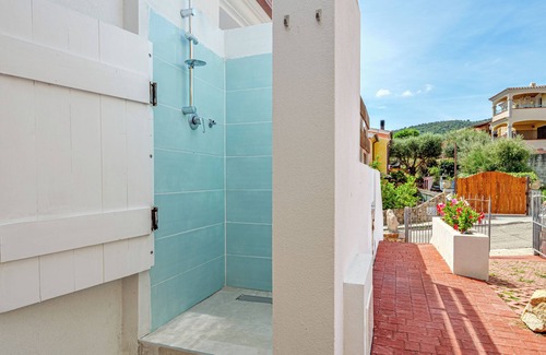 Schifoni House | Holiday Home 'Is Arutas' with Private Terrace, Wi-Fi and Air Conditioning
