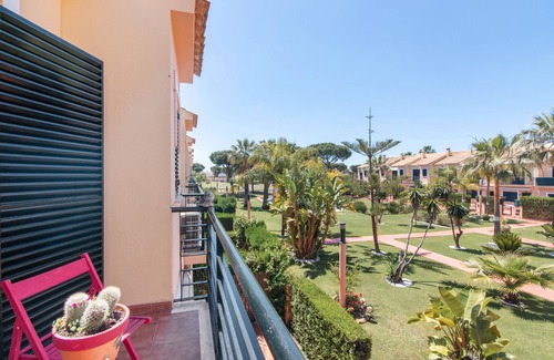 Isla Cristina House | Holiday Home 'Islantilla' with Shared Pool, Private Terrace and Wi-Fi