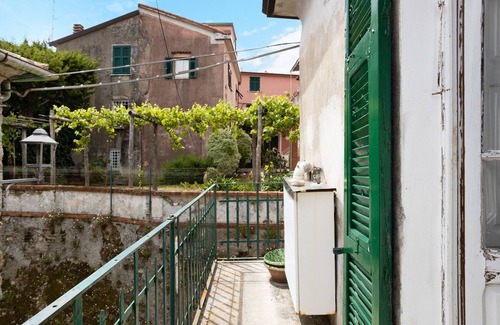 Castelnuovo Magra House | Holiday Home 'Casa Di Luciana' with Balcony and Wi-Fi