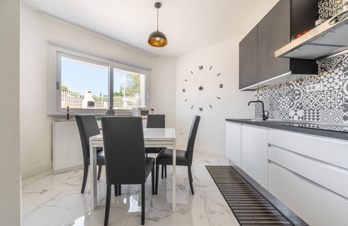 Quartu Sant'Elena House | Holiday Home 'Villa Leon with Private Pool' with Sea View, Wi-Fi and Air Conditioning