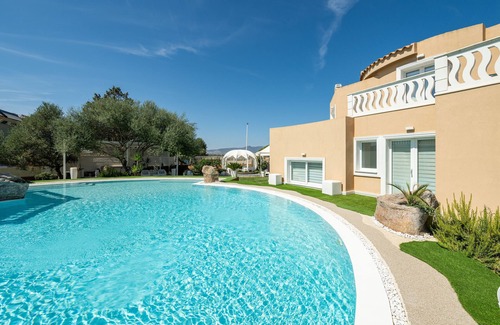 Quartu Sant'Elena House | Holiday Home 'Villa Leon with Private Pool' with Sea View, Wi-Fi and Air Conditioning