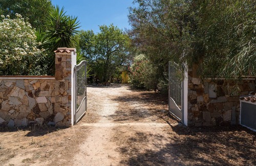 Siniscola House | Holiday Home 'Quadrilocale' with Private Terrace and Shared Garden