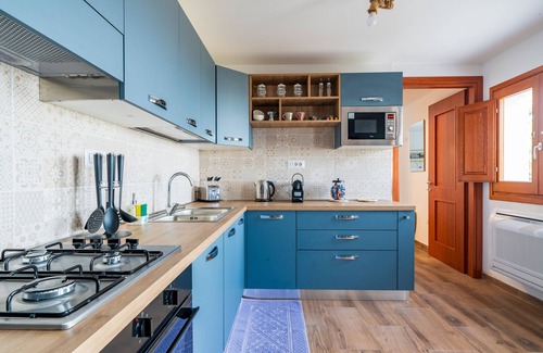 Jerzu House | Holiday Home 'Jerzu S’essia De Su Santu 1' with Sea View, Wi-Fi and Air Conditioning