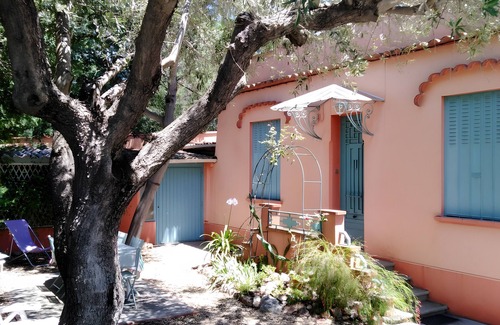 Sorede House | Holiday Home 'Jonquille' with Mountain View, Private Terrace and Wi-Fi