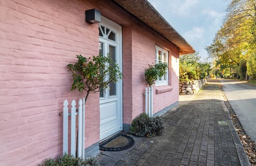 Mildstedt House | Holiday Home "Jules Reetdachkate" with Garden & Wi-Fi