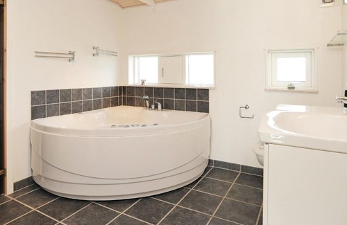 Nordenbro Vesteregn House | Holiday Home Klintegårdsvej