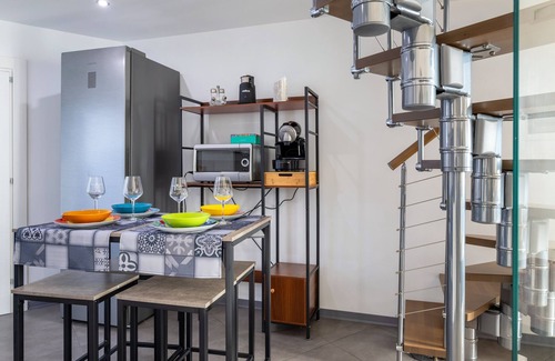 Mesagne House | Holiday Home 'L'Atelier' with Private Garden, Wi-Fi and Air Conditioning