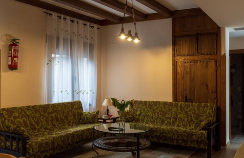 Los Navalucillos House | Holiday Home 'La Cerecera' with Private Terrace, Wi-Fi and Air Conditioning