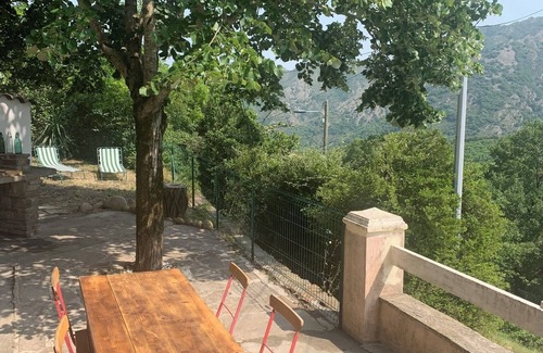 Castanet-le-Haut House | Holiday Home 'La Reguergue' with Mountain View, Private Terrace and Wi-Fi