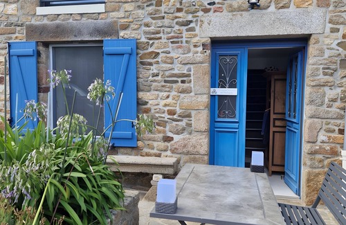 Roz-sur-Couesnon House | Holiday Home 'Les Hortensias' with Private Terrace, Wi-Fi and Air Conditioning