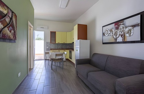 Mazara del Vallo Apartment | Holiday Home 'La Perla Di Mare - Gemma' with Shared Pool, Wi-Fi and Air Conditioning