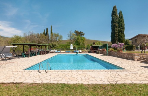 Radda in Chianti House | Holiday home 'La Colonica nel Chianti Sopra' with shared pool and garden & WiFi