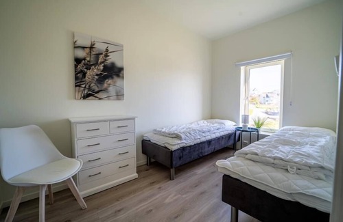 Vestbygd House | Holiday home 'Lista Maritim 6', built 2021, at the guest harbor in Borhaug-Borshavn near Farsund, Listafjorden, southern Norway, 7+2 persons, 135 m² living space, new terrace coming for the 2024 season, panoramic windows and south-facing balcony.