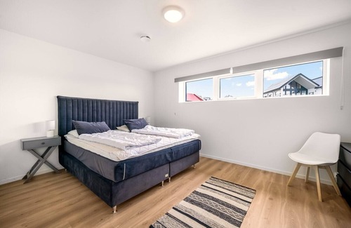 Vestbygd House | Holiday home 'Lista Maritim 6', built 2021, at the guest harbor in Borhaug-Borshavn near Farsund, Listafjorden, southern Norway, 7+2 persons, 135 m² living space, new terrace coming for the 2024 season, panoramic windows and south-facing balcony.