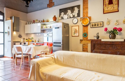 Monserrato House | Holiday Home 'La Campidanese' with Shared Terrace, Wi-Fi and Air Conditioning