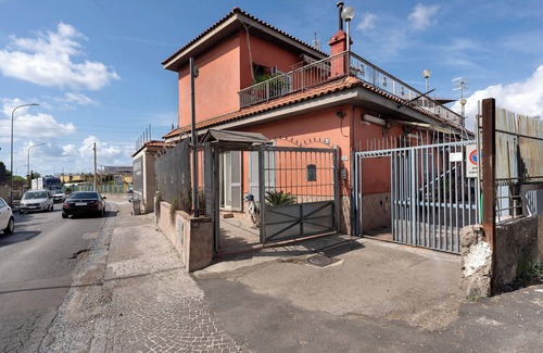 Ercolano House | Holiday Home 'La Casa Di Giulia' with Sea View, Wi-Fi and Air Conditioning