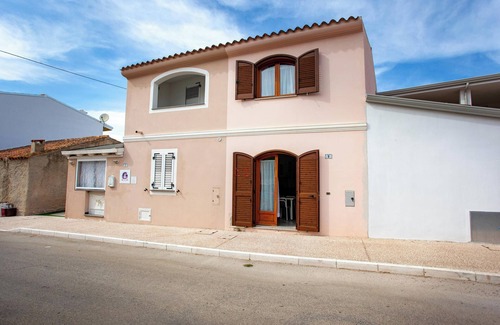 Santa Lucia House | Holiday Home ‘La Casa di Barbara’ close to the Beach with Terrace and Street Parking Available