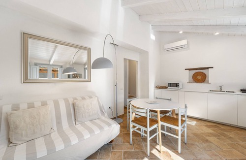 Giba House | Holiday Home 'La Casetta' with Private Terrace, Wi-Fi and Air Conditioning