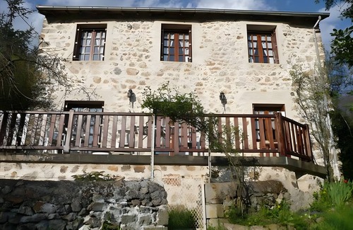 Beauzac House | Holiday Home 'La Grange De L'effraie' with Mountain View, Private Terrace and Private Garden