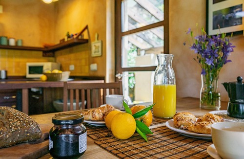 Cueli House | Holiday Home 'La Llosa Del Valle' with Mountain View, Private Terrace and Private Garden