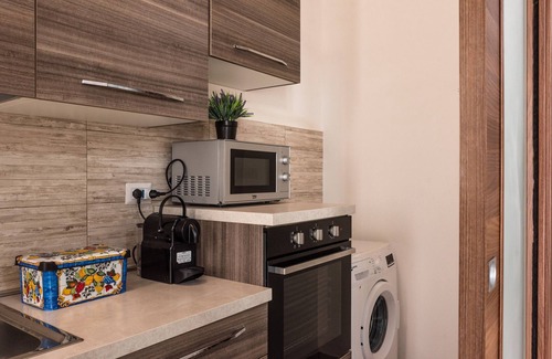 Licata House | Holiday Home 'La Maison Du Port' with Balcony, Wi-Fi and Air Conditioning